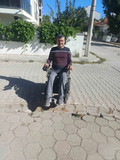Eskişehir Tepebaşı'nda engelli rampası önünde bozulan kaldırım görüntüsü