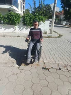 Eskişehir Tepebaşı'nda engelli rampası önünde bozulan kaldırım görüntüsü