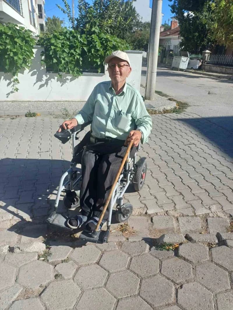 Eskişehir'de kuruyan ağacın kesilmesi sonrası boşluk oluşan ve engelli vatandaşlara zorluk yaşatan kaldırımın onarılması