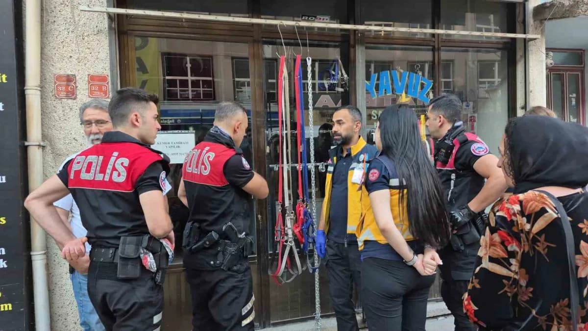 Eskişehir İstiklal Mahallesi Reşadiye Esnafı Sokak'ta polis ve itfaiye ekipleri dükkân önünde bekliyor