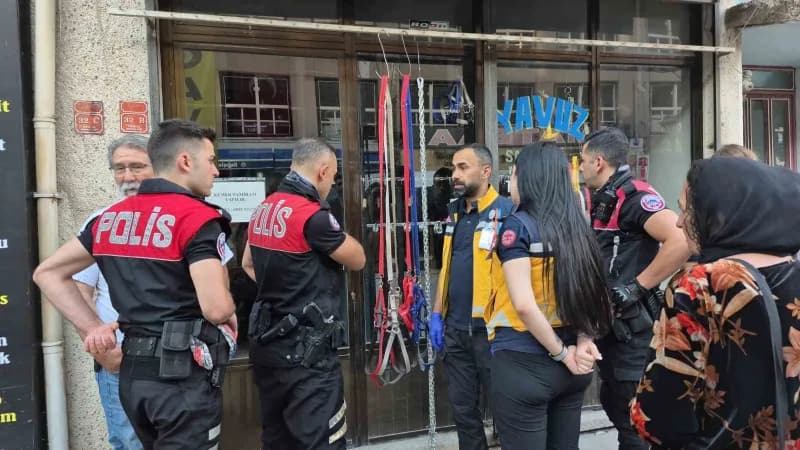 Eskişehir İstiklal Mahallesi Reşadiye Esnafı Sokak'ta polis ve itfaiye ekipleri dükkân önünde bekliyor