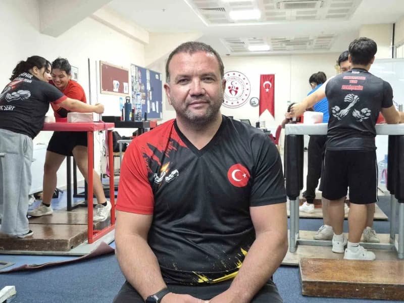Bilek Güreşi antrenörü ve milli sporcu Murat Cırık.