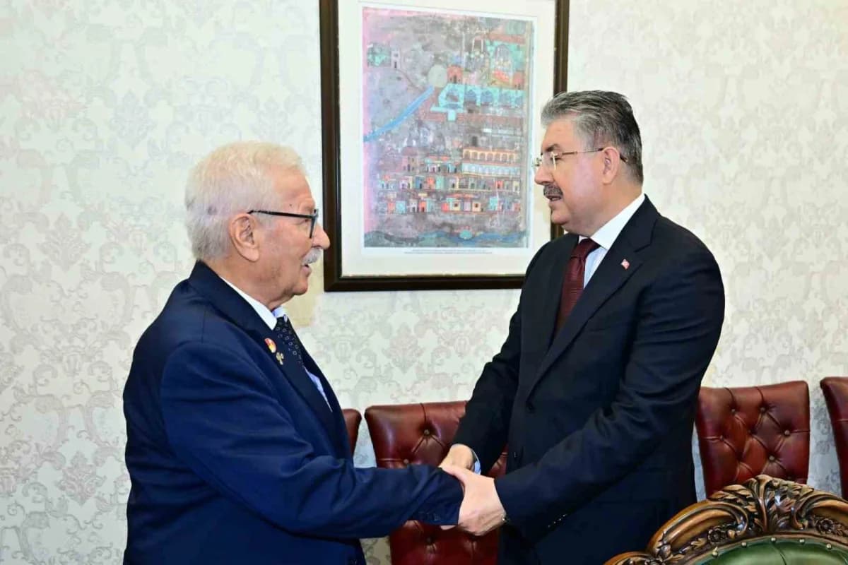 Eskişehir Valisi Dr. Erdinç Yılmaz, 19 Eylül Gaziler Günü dolayısıyla gazilerle makamında görüşüyor