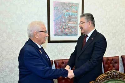 Eskişehir Valisi Dr. Erdinç Yılmaz, 19 Eylül Gaziler Günü dolayısıyla gazilerle makamında görüşüyor