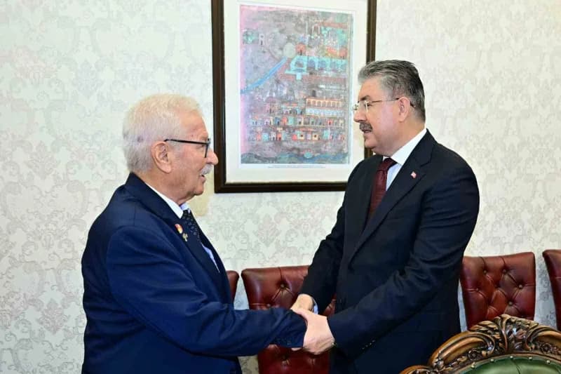 Eskişehir Valisi Dr. Erdinç Yılmaz, 19 Eylül Gaziler Günü dolayısıyla gazilerle makamında görüşüyor