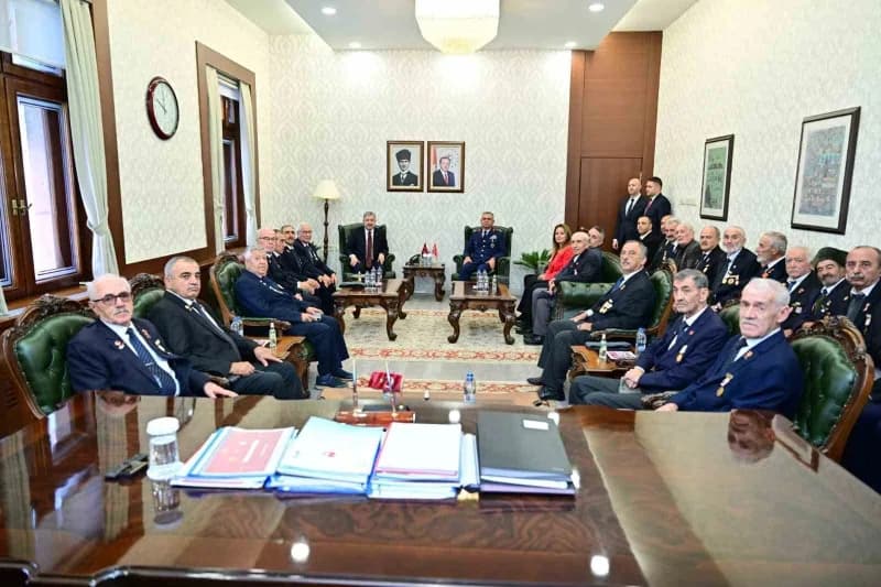 Eskişehir Valisi Dr. Erdinç Yılmaz, 19 Eylül Gaziler Günü dolayısıyla kentte faaliyet gösteren Gazi ve Şehit aileleri de