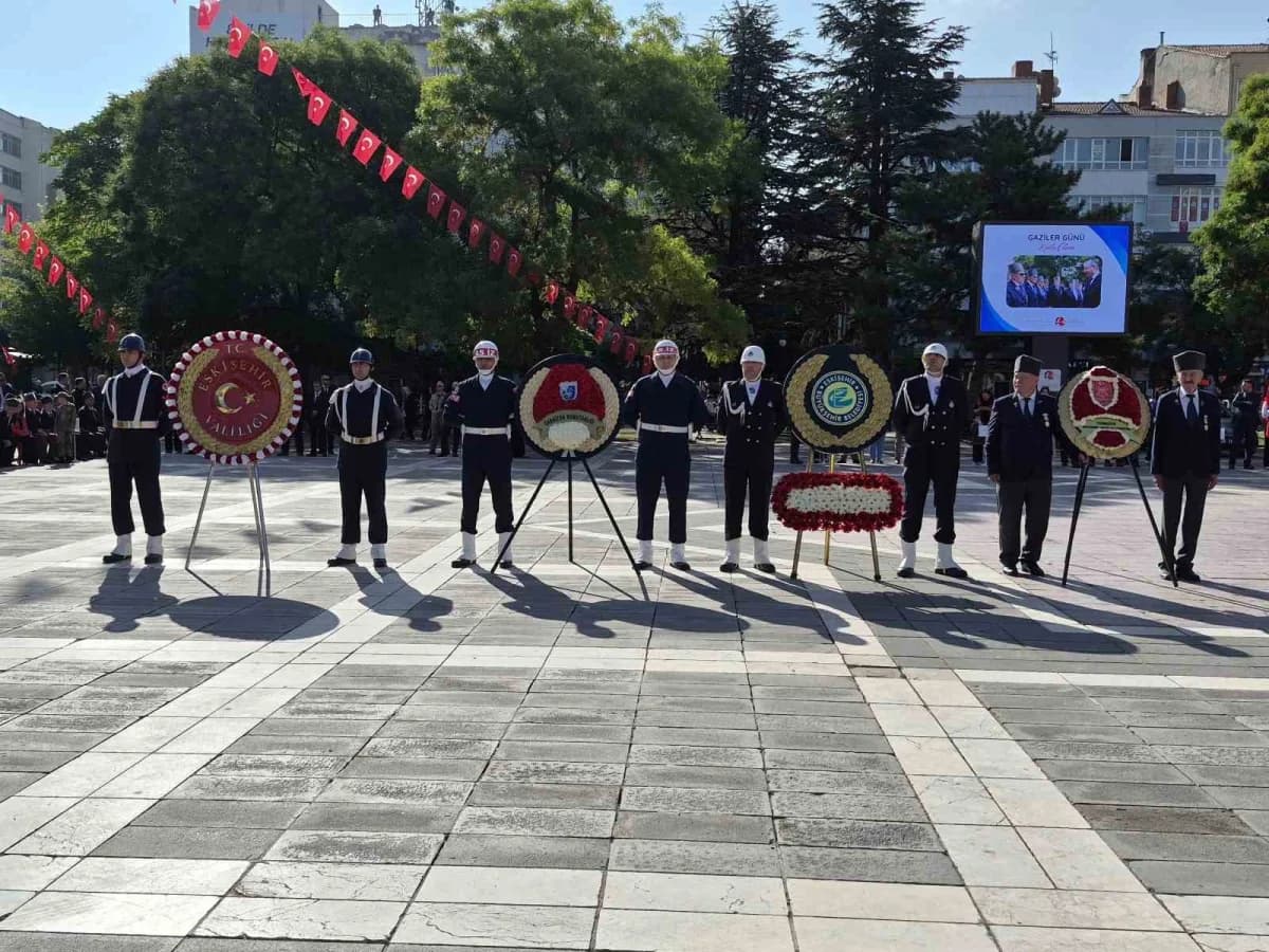 Eskişehir Valiliği önünde 19 Eylül Gaziler Günü anma töreni sırasında Atatürk Anıtı önünde çelenk sunumu yapılıyor