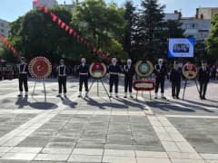Eskişehir Valiliği önünde 19 Eylül Gaziler Günü anma töreni sırasında Atatürk Anıtı önünde çelenk sunumu yapılıyor