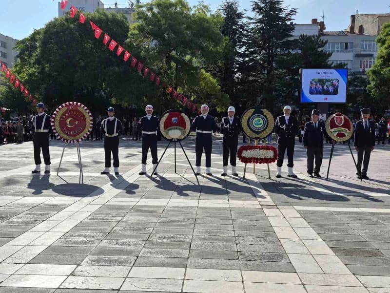 Eskişehir Valiliği önünde 19 Eylül Gaziler Günü anma töreni sırasında Atatürk Anıtı önünde çelenk sunumu yapılıyor