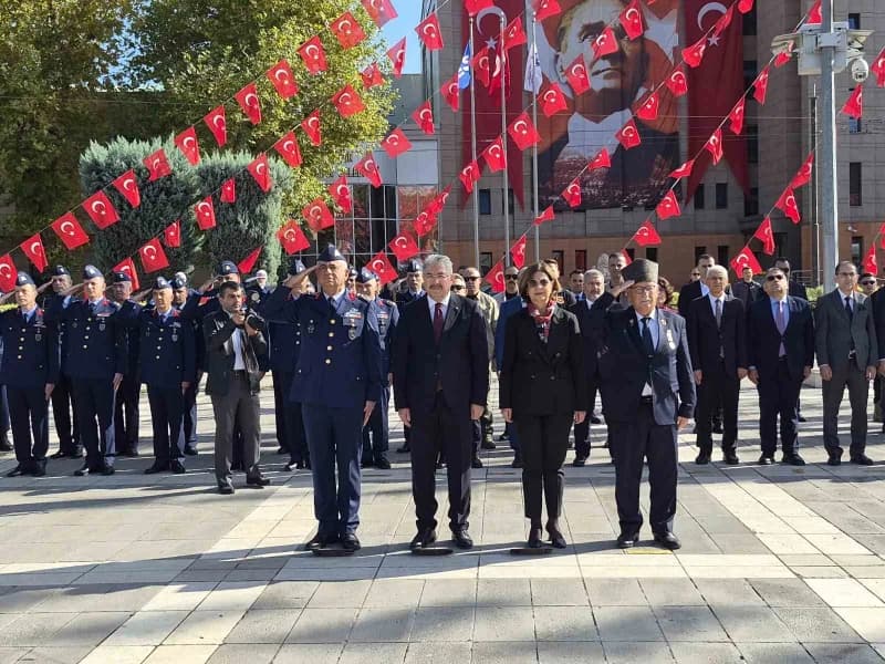 Eskişehir Valiliği meydanında düzenlenen Gaziler Günü anma programı, çelenk sunumu, tören konuşmaları ve okunan şiirlerl