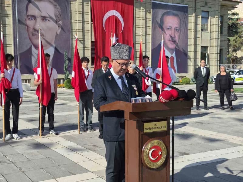Eskişehir Valiliği meydanında düzenlenen Gaziler Günü anma programı, çelenk sunumu, tören konuşmaları ve okunan şiirlerl