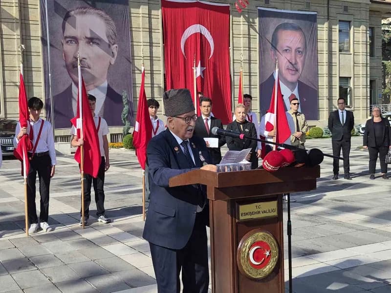 Eskişehir Valiliği meydanında düzenlenen Gaziler Günü anma programı, çelenk sunumu, tören konuşmaları ve okunan şiirlerl