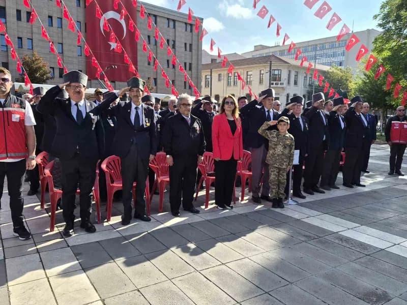 Eskişehir Valiliği meydanında düzenlenen Gaziler Günü anma programı, çelenk sunumu, tören konuşmaları ve okunan şiirlerl