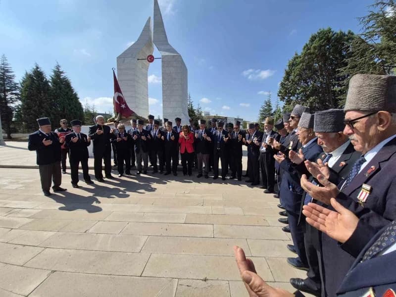 Eskişehir’de 19 Eylül Gaziler Günü dolayısıyla düzenlenen program kapsamında Gaziler ve şehit yakınları, Vişnelik Hava Ş