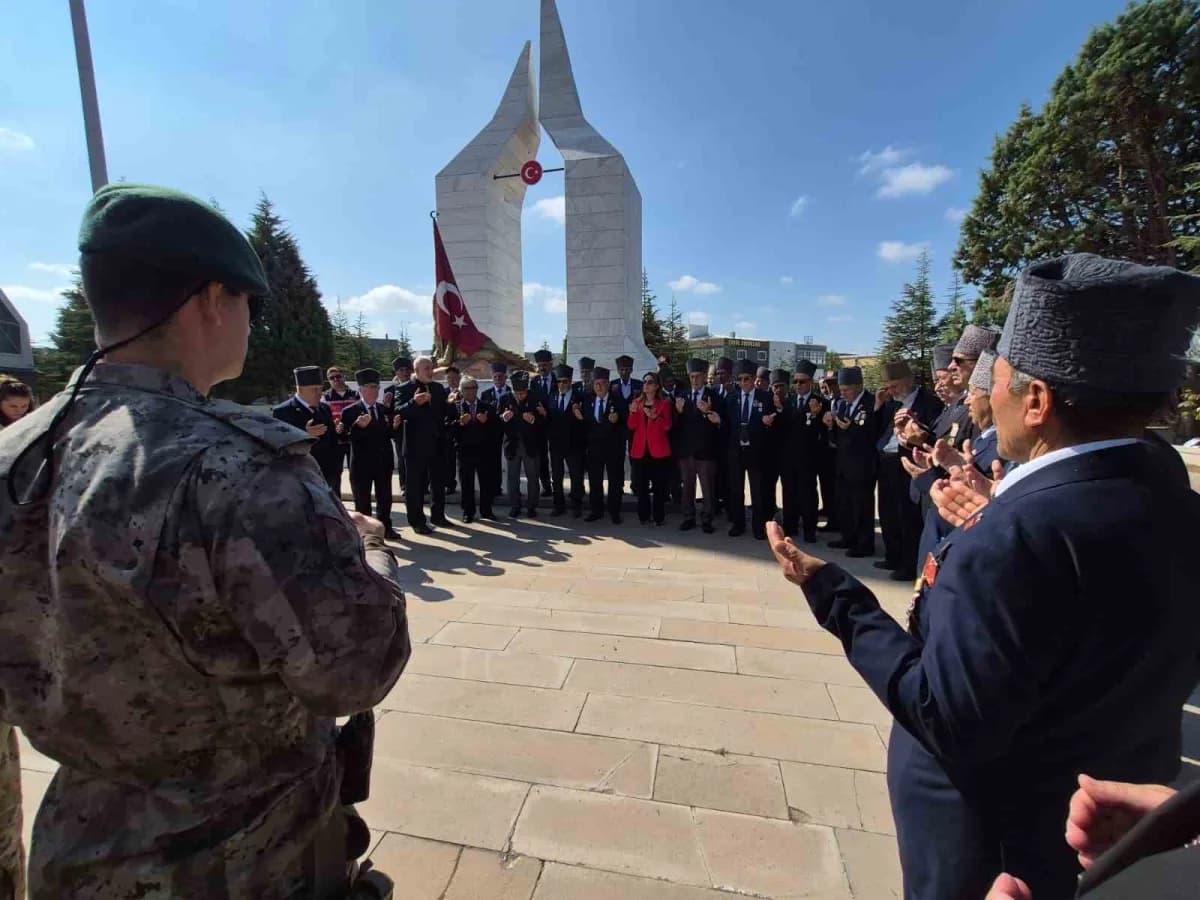 Eskişehir’de gaziler ve şehit yakınları 19 Eylül Gaziler Günü kapsamında şehitliklerde dua ediyor