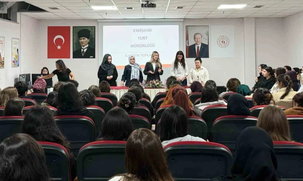 Eskişehir Gençlik ve Spor Bakanlığı yurtlarında yeni öğrencilerle iletişim toplantısı yapılıyor