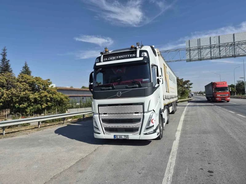 Eskişehir'de tıra arkadan çarpan hafif ficari aracın yaralanan sürücüsü hastaneye kaldırıldı.