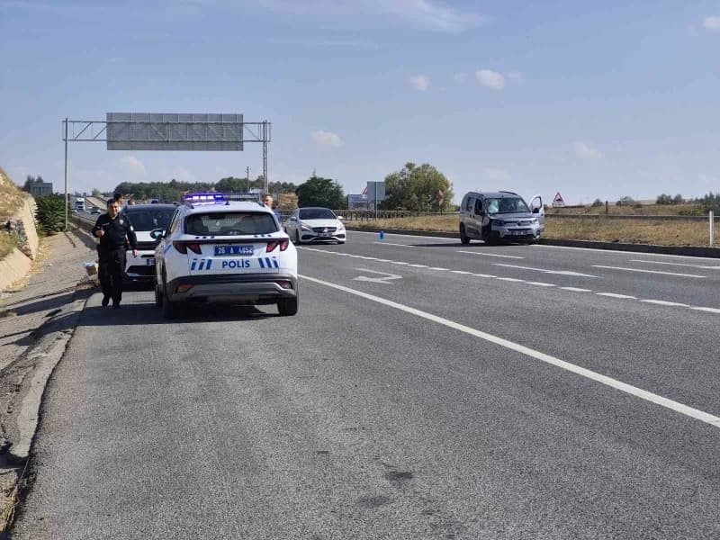 Eskişehir'de tıra arkadan çarpan hafif ficari aracın yaralanan sürücüsü hastaneye kaldırıldı.