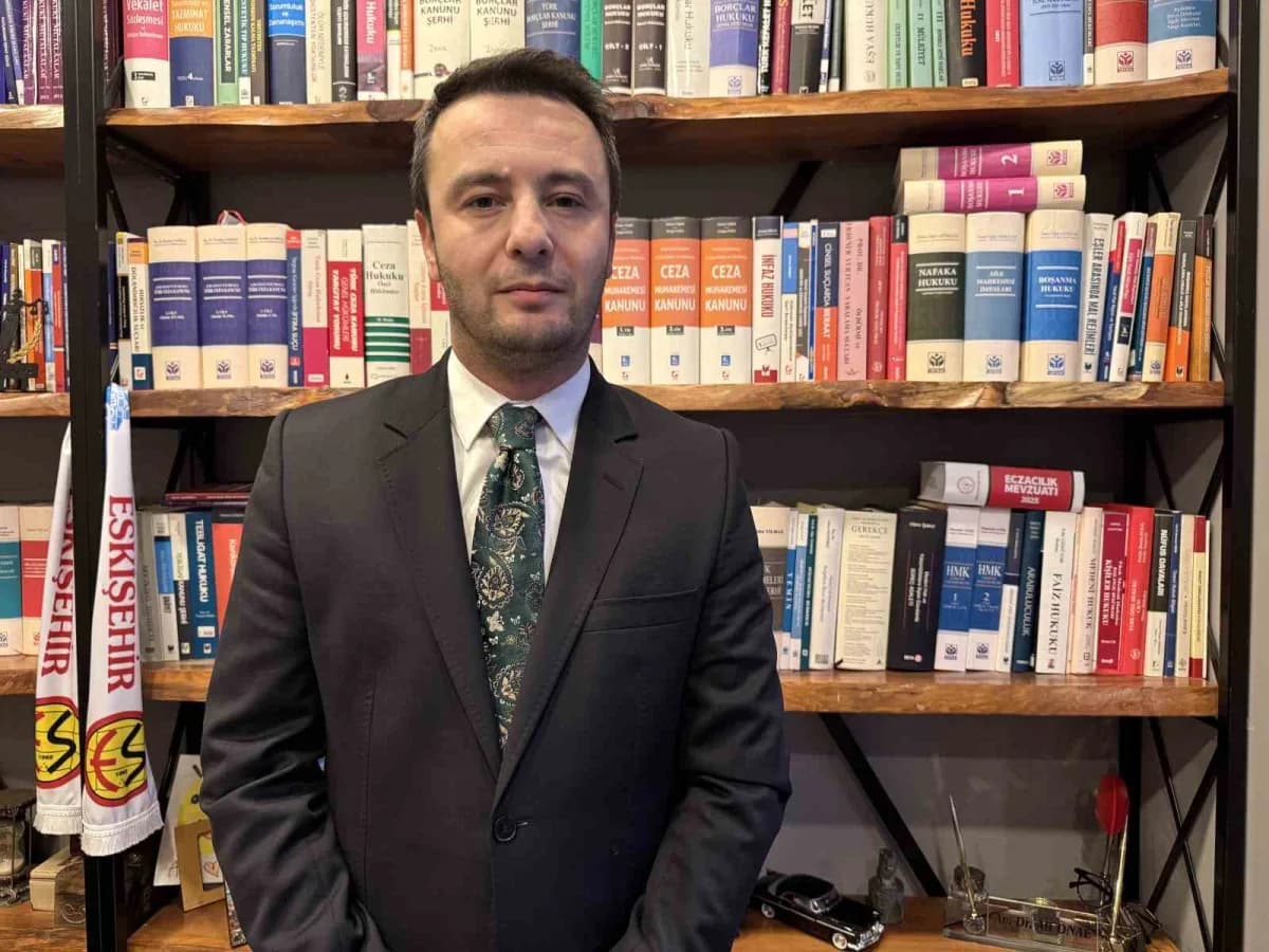Eskişehir Vergi Mahkemesi binası önünde karar açıklaması