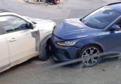 Eskişehir Odunpazarı kavşağında iki otomobilin çarpışması sonucu maddi hasarlı trafik kazası