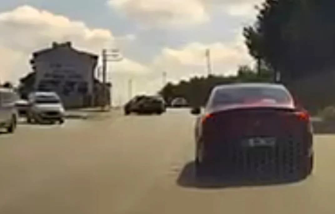 Kaza anı bir başka aracın kamerası tarafından kaydedildi.
