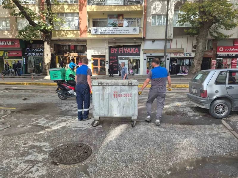 Eskişehir Odunpazarı'nda kimyasal patlama sonrası yangın çıkan çöp konteyneri ve müdahale ekipleri