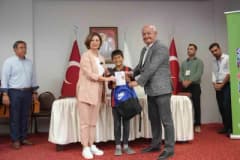 Eskişehir Büyükşehir Belediyesi tarafından öğrencilere dağıtılan okul çantaları ve kırtasiye setleri