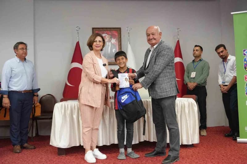 Eskişehir Büyükşehir Belediyesi tarafından öğrencilere dağıtılan okul çantaları ve kırtasiye setleri