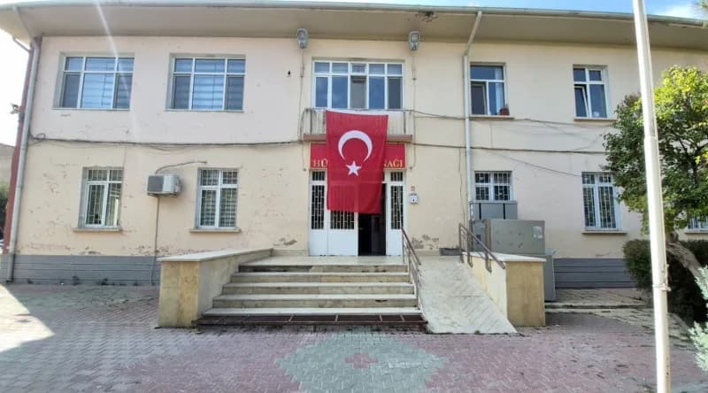 Eskişehir Çifteler ilçesinde kız meselesi nedeniyle çıkan bıçaklı kavga sonrası polis ekipleri olay yerinde inceleme yap