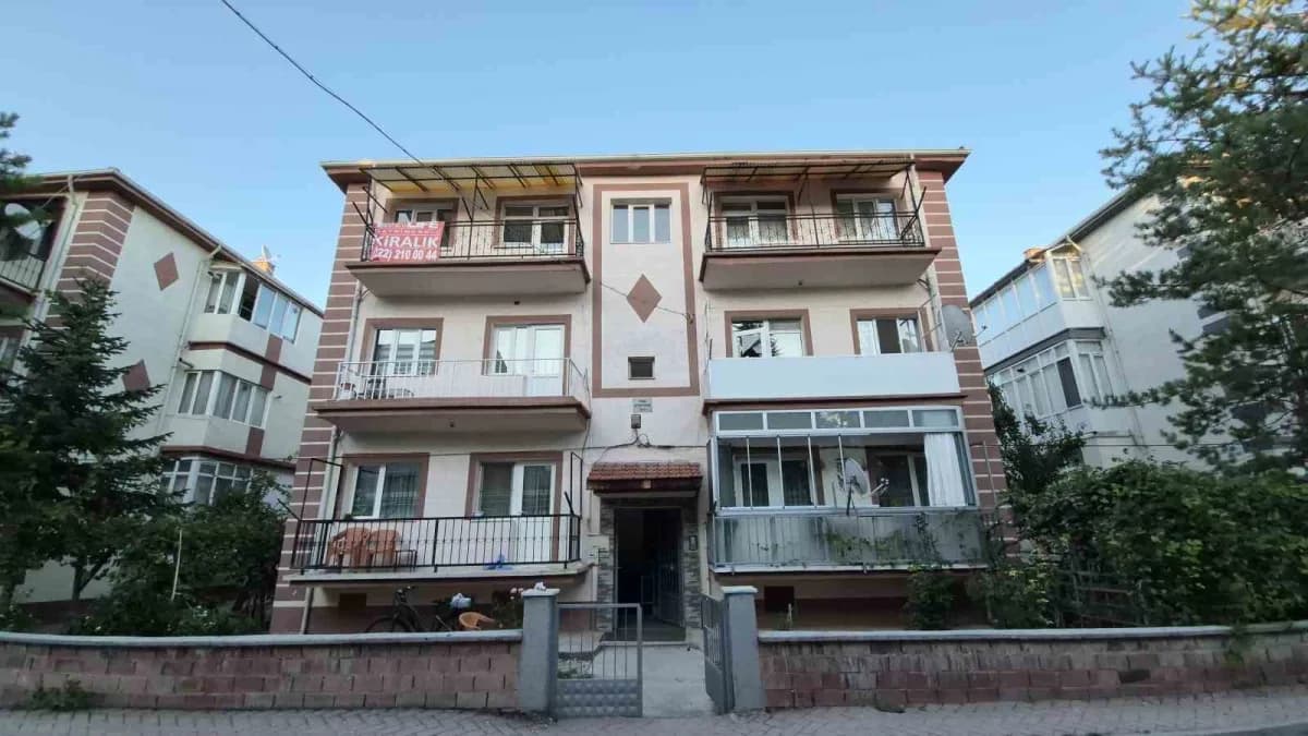 Eskişehir'de kötü koku ihbarı üzerine evine itfaiye ekiplerince camı kırılarak girilen şahıs ölü bulundu. Şüpheli olarak