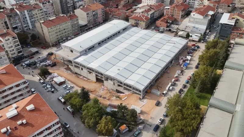 Eskişehir Kurtuluş Kapalı Pazar Yeri inşaatında çatı ve dış cephe çalışmaları devam ediyor