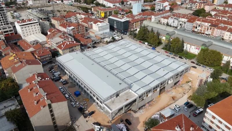 Eskişehir Büyükşehir Belediyesi, yapımı sürdürülen Kapalı Pazar Yeri Projesi’nde fiziki gerçekleşme yüzde 75 seviyesine