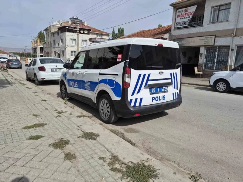Eskişehir'de 52 yaşındaki bir adam, yaşadığı apartmanda merdivenin altında ölü bulundu.