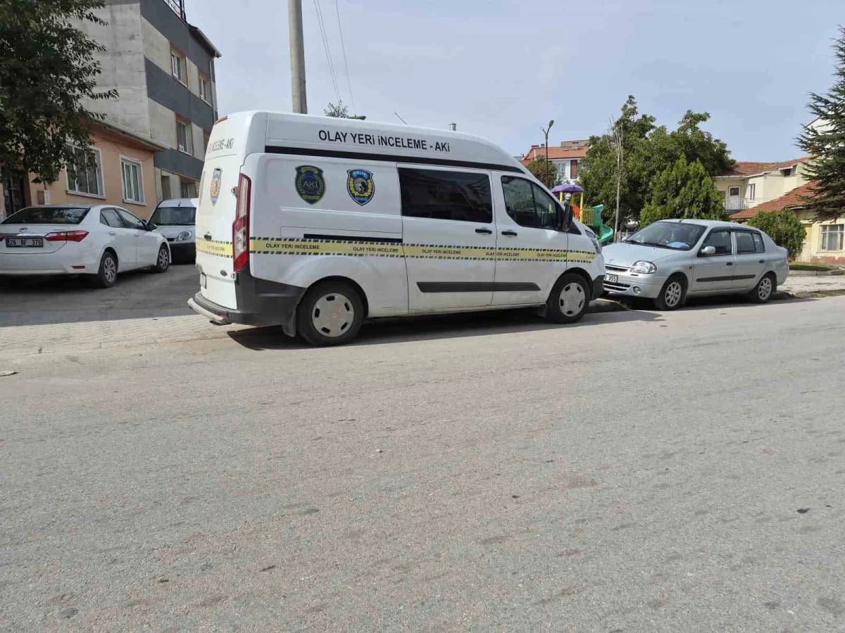 Eskişehir'de 52 yaşındaki bir adam, yaşadığı apartmanda merdivenin altında ölü bulundu.