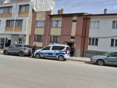 Eskişehir Tepebaşı’nda bir apartman merdiven altı, olay yeri incelemesi için polis ekipleri