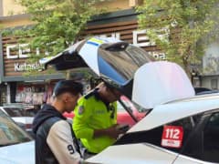 Eskişehir'de trafik kazası sonrası motosiklet ve otomobil sürücüsü polis ekipleri tarafından kontrol ediliyor