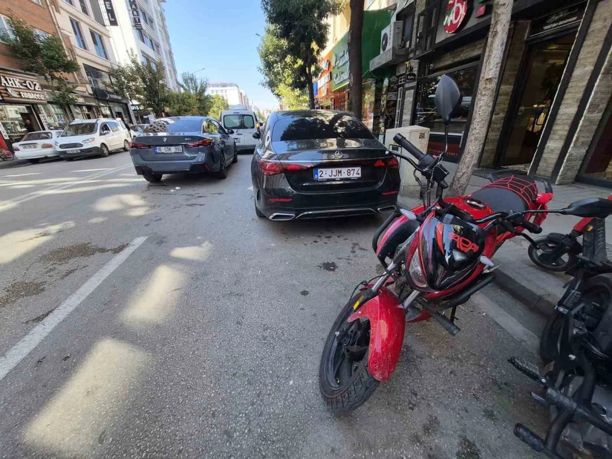 Eskişehir'de kaza sebebiyle tartıştığı otomobil sürücüsüne yumruk atan motosikletliye 180 bin TL Trafik cezası yazıldı.