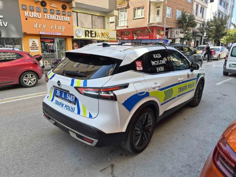 Eskişehir'de kaza sebebiyle tartıştığı otomobil sürücüsüne yumruk atan motosikletliye 180 bin TL Trafik cezası yazıldı.