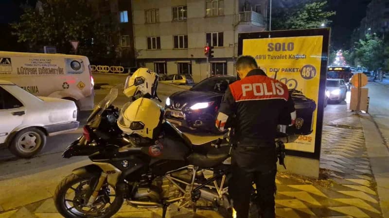 Eskişehir'de Polis ekiplerinin "Dur" ihtarına uymayarak kaçan ve kilometrelerce süren kovalamaca sonucu refüje çıkarak d