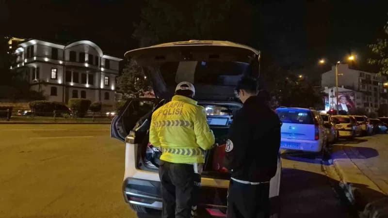 Eskişehir'de Polis ekiplerinin "Dur" ihtarına uymayarak kaçan ve kilometrelerce süren kovalamaca sonucu refüje çıkarak d