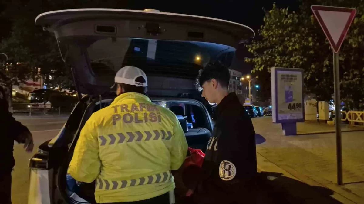 Eskişehir'de Polis ekiplerinin "Dur" ihtarına uymayarak kaçan ve kilometrelerce süren kovalamaca sonucu refüje çıkarak d