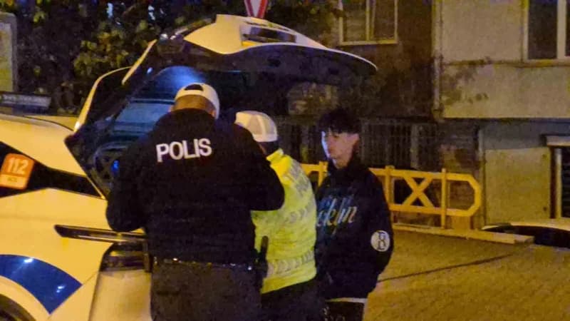 Eskişehir'de Polis ekiplerinin "Dur" ihtarına uymayarak kaçan ve kilometrelerce süren kovalamaca sonucu refüje çıkarak d