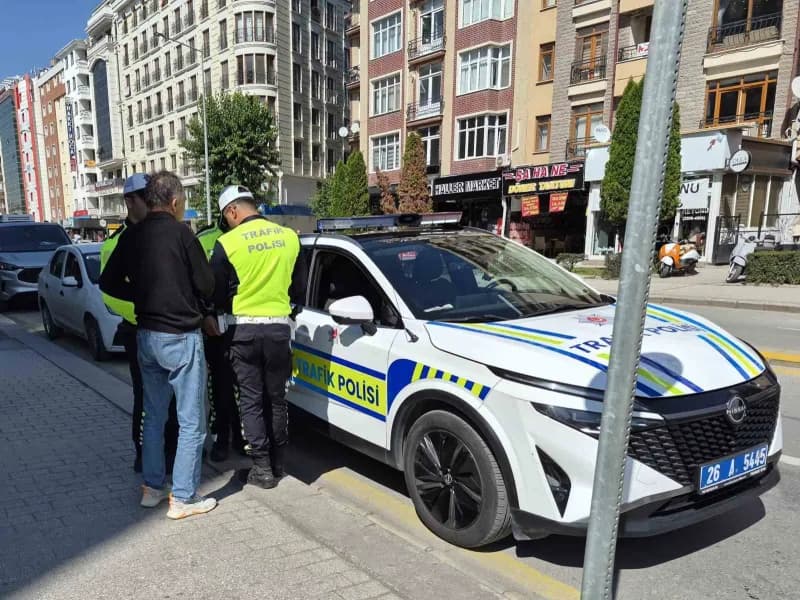 Eskişehir’de meydana gelen trafik kazasında otomobil ile çarpışan motosikletin sürücüsü yaralandı.