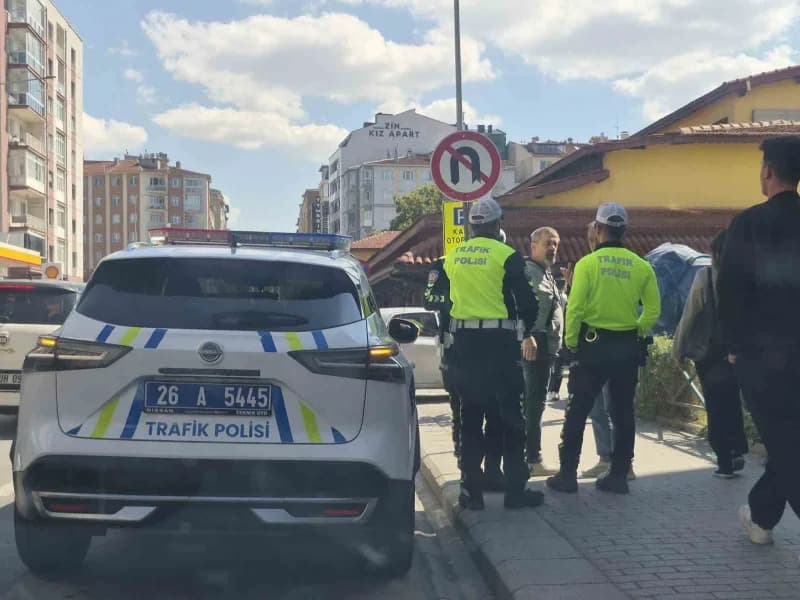 Eskişehir’de meydana gelen trafik kazasında otomobil ile çarpışan motosikletin sürücüsü yaralandı.