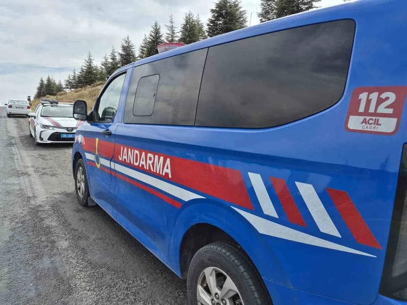 Eskişehir'de tekeri kilitlenen motosikletten düşerek yaralanan sürücü hastaneye kaldırıldı.
