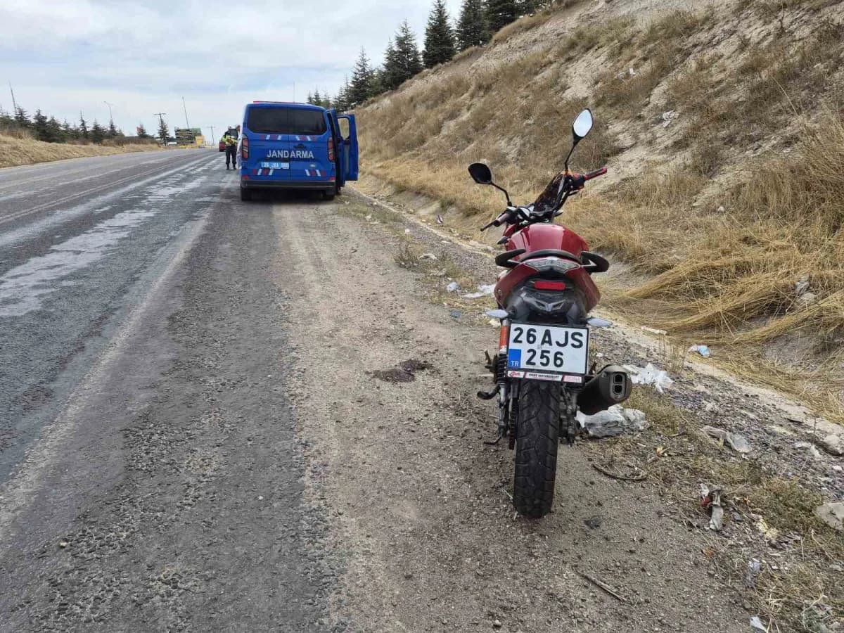 Eskişehir'de tekeri kilitlenen motosikletten düşerek yaralanan sürücü hastaneye kaldırıldı.