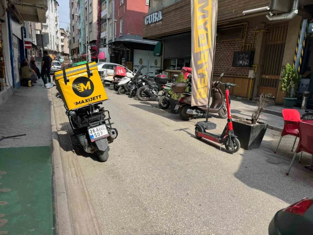 Eskişehir’de bir alışveriş merkezinin önündeki sokağın girişine yasak olmasına rağmen park edilen kurye motosikletleri t