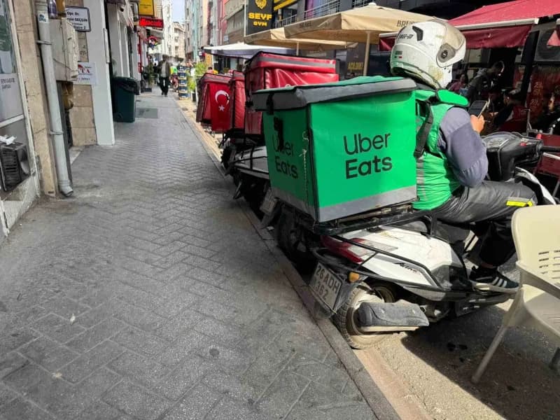 Eskişehir’de bir alışveriş merkezinin önündeki sokağın girişine yasak olmasına rağmen park edilen kurye motosikletleri t