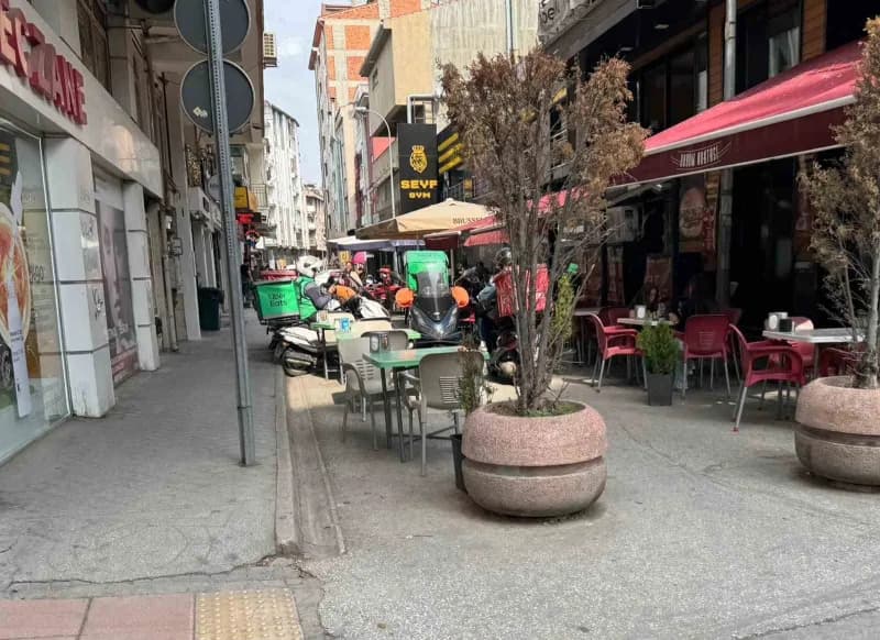 Eskişehir’de bir alışveriş merkezinin önündeki sokağın girişine yasak olmasına rağmen park edilen kurye motosikletleri t