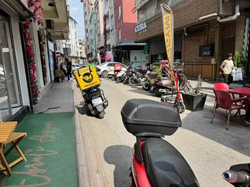 Eskişehir’de bir alışveriş merkezinin önündeki sokağın girişine yasak olmasına rağmen park edilen kurye motosikletleri t
